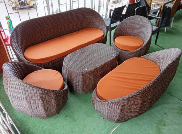 Oval 4 seater outdoor chair + Table